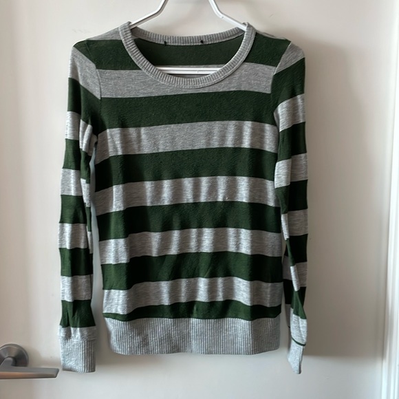 π3 for $25π Forever 21 Green & Grey Striped Sweater - Picture 1 of 4